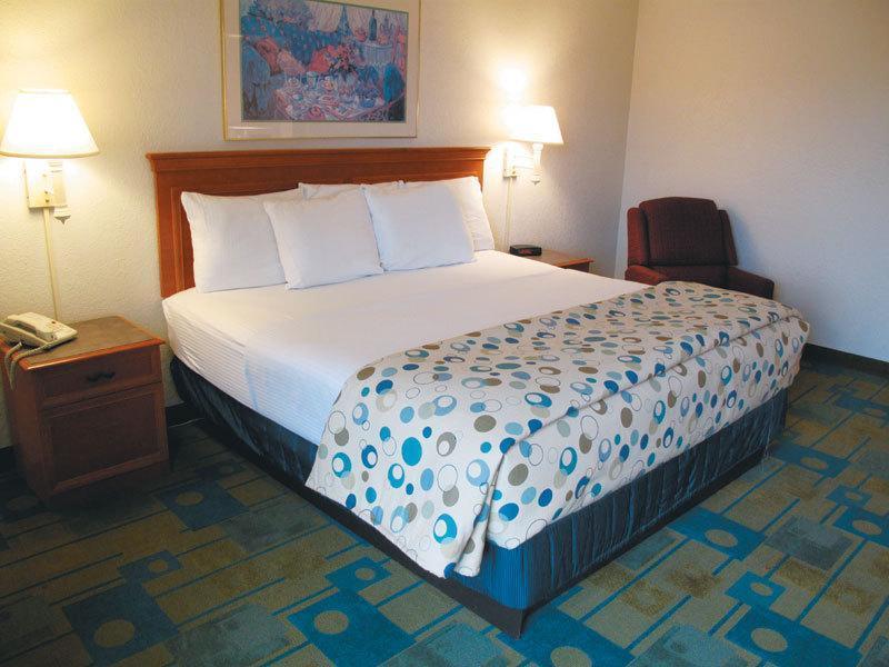 La Quinta Inn By Wyndham Pensacola Room photo